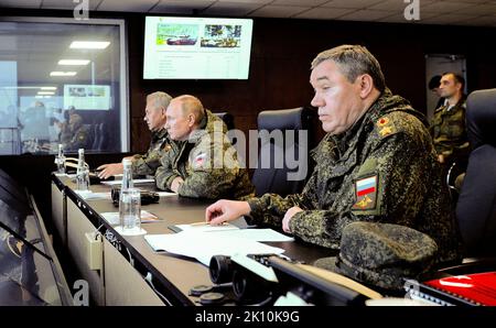 Vladimir Poutine - exercice du poste de commandement Vostok 2022 - Vladimir Poutine, avec le ministre de la Défense Sergei Shoigu, à gauche, et le chef d'état-major général des Forces armées russes et le premier ministre adjoint de la Défense Valery Gerasimov, a observé la phase principale de l'exercice du poste de commandement stratégique Vostok-2022 dans la chaîne de Sergueïevsky dans le territoire de Primorye. Banque D'Images