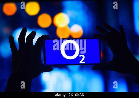 Sur cette illustration, le logo O2 UK est affiché sur un smartphone. Banque D'Images