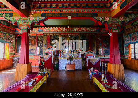 Rinchenpong, Sikkim, Inde - 17 octobre 2016 : un jeune Lama debout dans la salle de prière du monastère de Rinchenpong avec des peintures murales décorées sur le Banque D'Images