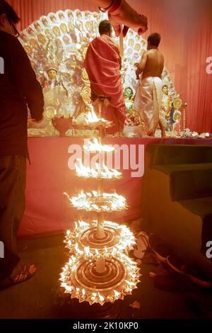 Howrah, Inde - 15 octobre 2021 : le dévot allume 108 lampes pendant Sandhi Puja, la jonction sacrée d'Ashtami, huitième jour et de Nabami. Banque D'Images