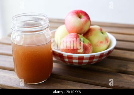 Cidre de pomme frais fait maison utilisant des pommes d'une récolte d'automne Banque D'Images