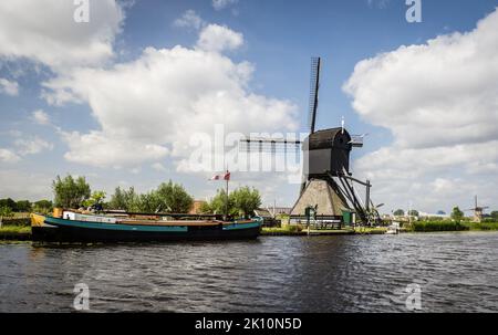 Vue depuis un moulin à vent à travers un dijk à Kinderdijk, Hollande, pays-Bas Banque D'Images