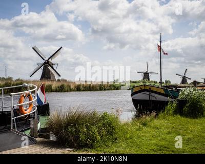 Vue depuis un moulin à vent à travers un dijk à Kinderdijk, Hollande, pays-Bas Banque D'Images