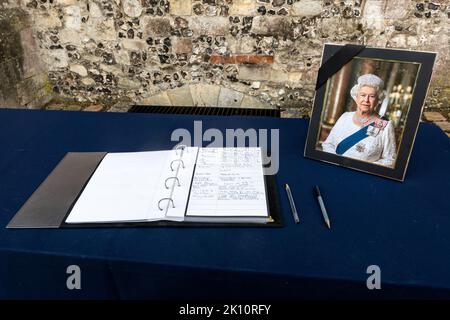 Un livre de condoléances à côté d'une photo de Queens Elizabeth II après la mort de Queens, Winchester, Hampshire, Angleterre, Royaume-Uni, Septembre 2022 Banque D'Images