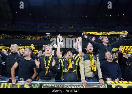 Les fans de Borussia Dortmund dans les tribunes montrent leur soutien avant le match G de l'UEFA Champions League au Etihad Stadium de Manchester. Date de la photo: Mercredi 14 septembre 2022. Banque D'Images