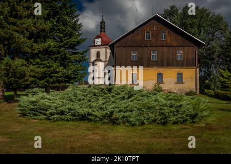 Village Horni Branna en été couleur fraîche matin sous les montagnes de Krkonose Banque D'Images