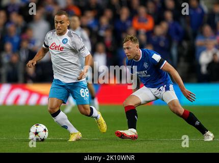 Stanislav Lobotka (à gauche) de Napoli et Scott Arfield des Rangers en action lors du match a de l'UEFA Champions League Group au stade Ibrox, à Glasgow. Date de la photo: Mercredi 14 septembre 2022. Banque D'Images