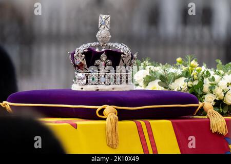 Le cercueil de la reine Elizabeth II est pris en procession à bord d'un chariot d'armes de la troupe du roi Royal Horse Artillery. Le Coffin est drapé avec la norme royale avec la couronne d'État impériale sur le dessus, suivi par le roi Charles III et la famille royale immédiate à Whitehall, Londres, Royaume-Uni, 14th septembre 2022 (photo de Richard Washbrooke/News Images) Banque D'Images