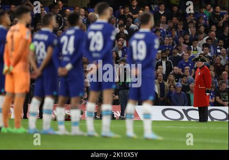 Londres, Royaume-Uni. 14th septembre 2022. Un pensionné de Chelsea paye ses respects pendant un silence de minutes ias a observé en l'honneur de la reine Elizabeth II avant le match de la Ligue des champions de l'UEFA à Stamford Bridge, Londres. Le crédit photo devrait se lire: Paul Terry/Sportimage crédit: Sportimage/Alay Live News Banque D'Images