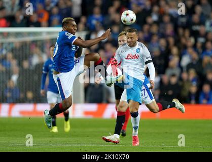 Alfredo Morelos des Rangers (à gauche) et Amir Rrahmani de Naples en action pendant le match a de l'UEFA Champions League Group au stade Ibrox, à Glasgow. Date de la photo: Mercredi 14 septembre 2022. Banque D'Images