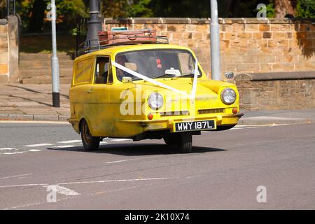 Une réplique de Trotters Yellow reliant Robin de la sitcom TV 'Only Fools & Horses' vu comme une voiture de mariage à Swillington, Leeds, Royaume-Uni Banque D'Images