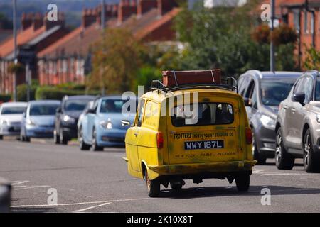 Une réplique de Trotters Yellow reliant Robin de la sitcom TV 'Only Fools & Horses' vu comme une voiture de mariage à Swillington, Leeds, Royaume-Uni Banque D'Images