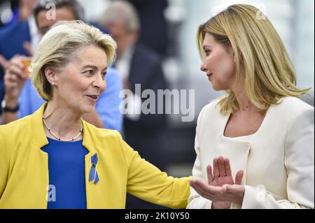 La présidente de la Commission Ursula von der Leyen(L) et Olena Zelenska, la première dame d'Ukraine, assistent au Parlement européen à Strasbourg, dans l'est de la France, mercredi, septmper. 14, 2022. Banque D'Images