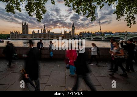 Londres, Royaume-Uni. 14th septembre 2022. Londres, Royaume-Uni. 14 septembre 2022. La file d'attente pour les mentir dans l'État s'est maintenant formée et a commencé à se déplacer après que le cercueil de la reine Elizabeth II a été remis au Parlement aujourd'hui. Crédit : Guy Bell/Alay Live News Banque D'Images