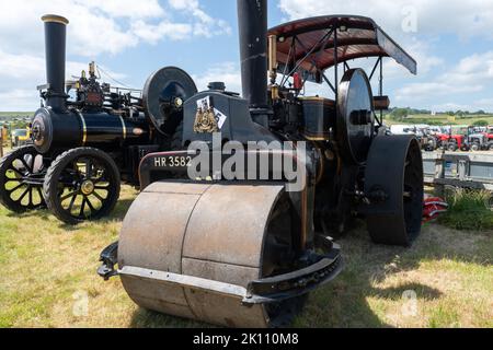 West Bay.Dorset.United Kingdom.12 juin 2022.Une rangée de moteurs de traction restaurés et de rouleaux à vapeur sont exposés au rallye d'époque de West Bay Banque D'Images