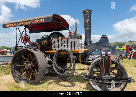 West Bay.Dorset.United Kingdom.12 juin 2022.Un rouleau à vapeur Fowler restauré est exposé au rallye d'époque de West Bay Banque D'Images