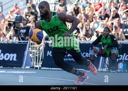 Montréal, Canada, 03 septembre 2022: Esaïe Wilkerson de l'équipe Princeton des États-Unis en action pendant la ronde de billard contre l'équipe Beijing de la Chine de 2022 FIBA 3x3 World Tour Montréal Masters à la place des Festivals à Montréal, Canada. Team Beijing de Chine a gagné le match avec le score de 19-18. Banque D'Images