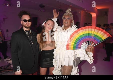 Munich, Allemagne. 14th septembre 2022. Joelina Drews (m) et son petit ami Adrian Louis (l) se présentent avec Pinay Colada à l'ouverture du nouveau bureau de loft de Sucks moyens au scandale du parti dans le Sperrbezirk. Credit: Felix Hörhager/dpa/Alay Live News Banque D'Images