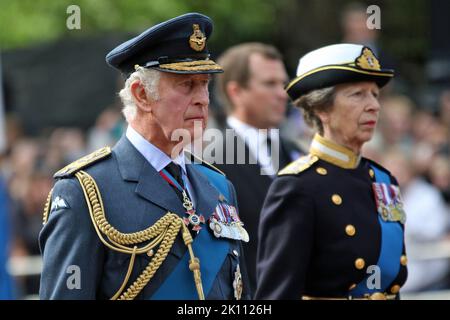 Le roi Charles le 3rd et la princesse Anne marchent derrière la reine Elizabeth la seconde est transportée sur une voiture d'armes à feu de Buckingham Palace à Westminster Hall en bas du Mall, couvert par le drapeau de la norme royale et la Couronne d'État impériale. Banque D'Images