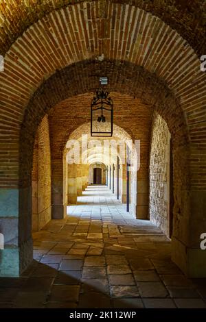 Arches en briques dans les passages du château de Montjuic dans la ville de Barcelone, Espagne. Banque D'Images