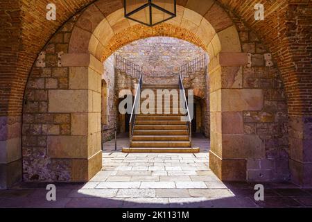 Arches et escaliers anciens en pierre jusqu'à l'esplanade du château de Montjuic à Barcelone, Espagne. Banque D'Images