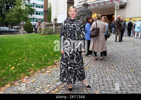 Berlin, Allemagne. 14th septembre 2022. Nina Gummich arrive à la première du documentaire 'Alice Schwarzer' au Palais du film de Delphes. Crédit : Gerald Matzka/dpa/Alay Live News Banque D'Images