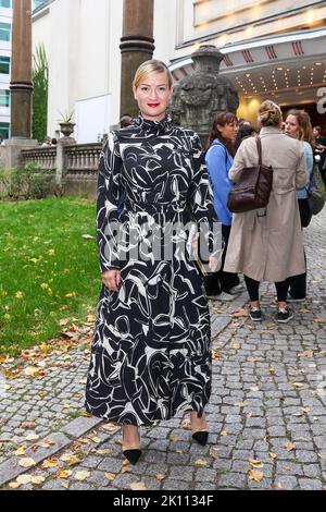 Berlin, Allemagne. 14th septembre 2022. Nina Gummich arrive à la première du documentaire 'Alice Schwarzer' au Palais du film de Delphes. Crédit : Gerald Matzka/dpa/Alay Live News Banque D'Images