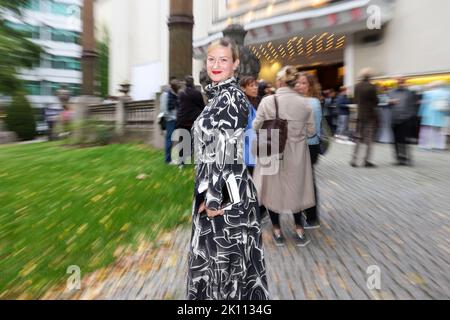 Berlin, Allemagne. 14th septembre 2022. Nina Gummich arrive à la première du documentaire 'Alice Schwarzer' au Palais du film de Delphes. Crédit : Gerald Matzka/dpa/Alay Live News Banque D'Images