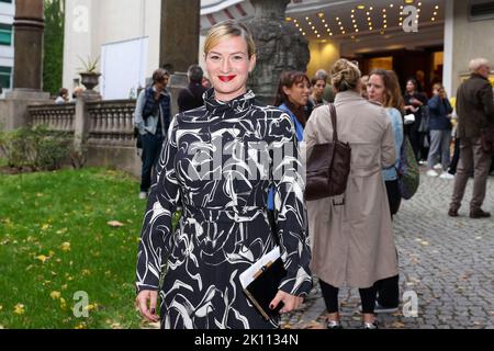 Berlin, Allemagne. 14th septembre 2022. Nina Gummich arrive à la première du documentaire 'Alice Schwarzer' au Palais du film de Delphes. Crédit : Gerald Matzka/dpa/Alay Live News Banque D'Images