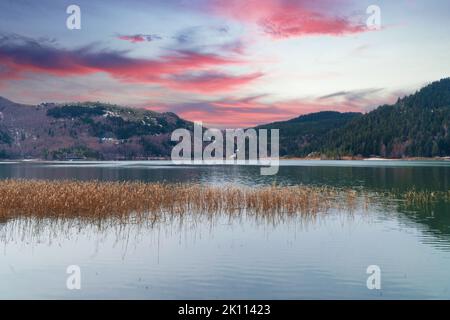 Lac Abant à Bolu Turquie. Paysage de lac et de montagne avec reflets au coucher du soleil. Belle vue sur la nature à Bolu Abant Banque D'Images