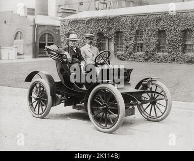 Thomas Edison et le colonel E.M.E. Bailey dans Bailey Electric automobile, alimenté par Edison Storage batteries. 1910 Banque D'Images