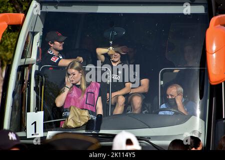 Les supporters allemands de Francfort sont vus dans un bus à la place de la Joliette. Dans le cadre du match de football de la Ligue des champions Olympique de Marseille (OM) contre Eintracht Frankfurt, de nombreux fans allemands de Francfort se sont rendus à Marseille où ils ont été garés pour la première fois sur la place de la Joliette avant d'être pris en bus pour le stade Orange-vélodrome. A la fin du match, l'Olympique de Marseille (OM) a perdu 0-1 contre Eintracht Frankfurt. Banque D'Images