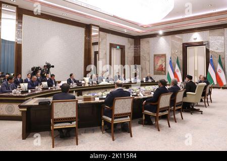 Samarkand, Samarkand, Ouzbékistan. 14th septembre 2022. Le Président iranien, EBRAHIM RAISI, et le Président de l'Ouzbékistan, SHAVKAT MIRZIYOYEV, tiennent une réunion interdélégation à Tachkent (Ouzbékistan) sur le 14 septembre 2022. Samarkand accueille l'OCS, qui s'est tenue du 15-16 au 19 septembre, une alliance internationale fondée en 2001 à Shanghai et composée de Chine, Inde, Kazakhstan, Kirghizistan, Russie, Le Pakistan, le Tadjikistan, l'Ouzbékistan et quatre États observateurs intéressés à adhérer à plein droit - l'Afghanistan, le Bélarus, l'Iran et la Mongolie. Crédit : ZUMA Press, Inc./Alay Live News Banque D'Images