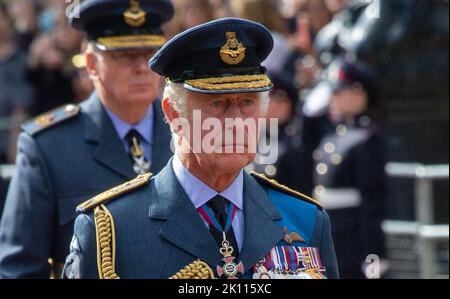 Londres, Angleterre, Royaume-Uni. 14th septembre 2022. Le roi CHARLES III suit le cercueil de la reine Elizabeth II, drapé dans la norme royale avec la couronne d'État impériale placée sur le dessus. Le cercueil est transporté sur une charriot tiré par des chevaux de la troupe du roi Royal Horse Artillery dans la procession cérémonielle de Buckingham Palace à Westminster Hall. (Credit image: © Tayfun Salci/ZUMA Press Wire) Credit: ZUMA Press, Inc./Alay Live News Banque D'Images