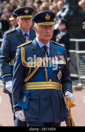 Londres, Angleterre, Royaume-Uni. 14th septembre 2022. Le roi CHARLES III suit le cercueil de la reine Elizabeth II, drapé dans la norme royale avec la couronne d'État impériale placée sur le dessus. Le cercueil est transporté sur une charriot tiré par des chevaux de la troupe du roi Royal Horse Artillery dans la procession cérémonielle de Buckingham Palace à Westminster Hall. (Credit image: © Tayfun Salci/ZUMA Press Wire) Credit: ZUMA Press, Inc./Alay Live News Banque D'Images