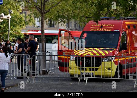 Marseille, France. 13th septembre 2022. Une camionnette de pompiers vue sur la place de la Joliette. Dans le cadre du match de football de la Ligue des champions Olympique de Marseille (OM) contre Eintracht Frankfurt, de nombreux fans allemands de Francfort se sont rendus à Marseille où ils ont été garés pour la première fois sur la place de la Joliette avant d'être pris en bus pour le stade Orange-vélodrome. A la fin du match, l'Olympique de Marseille (OM) a perdu 0-1 contre Eintracht Frankfurt. (Image de crédit : © Gerard Bottino/SOPA Images via ZUMA Press Wire) Banque D'Images