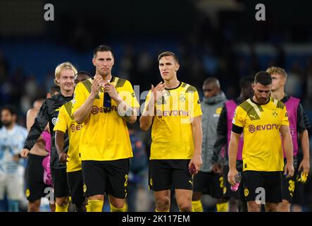 Niklas Sule, de Borussia Dortmund, applaudit les fans qui ont suivi le match G de l'UEFA Champions League au Etihad Stadium de Manchester. Date de la photo: Mercredi 14 septembre 2022. Banque D'Images