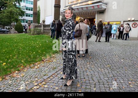 Berlin, Allemagne. 14th septembre 2022. Nina Gummich arrive à la première du documentaire 'Alice Schwarzer' au Palais du film de Delphes. Crédit : Gerald Matzka/dpa/Alay Live News Banque D'Images