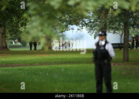 LONDRES, ANGLETERRE - 14 SEPTEMBRE : l'un des canons utilisés pour le salut au canon de la reine Elizabeth II lors de la procession d'État à Hyde Park à Londres, Angleterre sur le stand 14 septembre 2022 Ben | | 14 septembre.2022 Banque D'Images