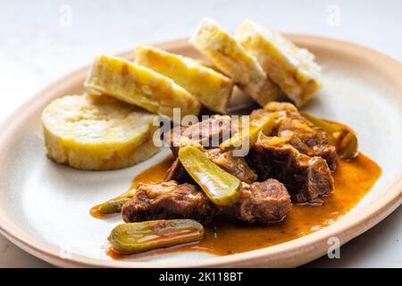 viande de bœuf avec sauce piquante et boulettes Banque D'Images