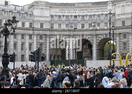 Londres, Royaume-Uni. 14th septembre 2022. De vastes foules se sont rassemblées autour de Trafalgar Square et les environs dans une vaine tentative de voir la procession du cercueil de HM la Reine Credit: Ian Davidson/Alay Live News Banque D'Images