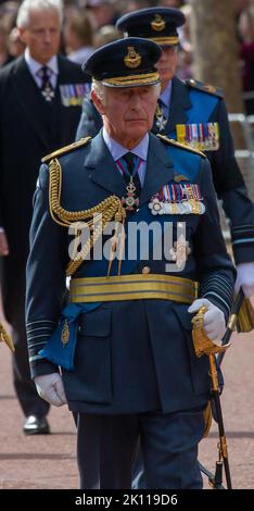 Londres, Angleterre, Royaume-Uni. 14th septembre 2022. Le roi CHARLES III suit le cercueil de la reine Elizabeth II, drapé dans la norme royale avec la couronne d'État impériale placée sur le dessus. Le cercueil est transporté sur une charriot tiré par des chevaux de la troupe du roi Royal Horse Artillery dans la procession cérémonielle de Buckingham Palace à Westminster Hall. (Credit image: © Tayfun Salci/ZUMA Press Wire) Credit: ZUMA Press, Inc./Alay Live News Banque D'Images