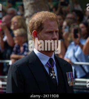 Londres, Angleterre, Royaume-Uni. 14th septembre 2022. Le prince HARRY suit le cercueil de la reine Elizabeth II, drapé dans la norme royale avec la couronne d'État impériale placée sur le dessus. Le cercueil est transporté sur une charriot tiré par des chevaux de la troupe du roi Royal Horse Artillery dans la procession cérémonielle de Buckingham Palace à Westminster Hall. (Credit image: © Tayfun Salci/ZUMA Press Wire) Credit: ZUMA Press, Inc./Alay Live News Banque D'Images