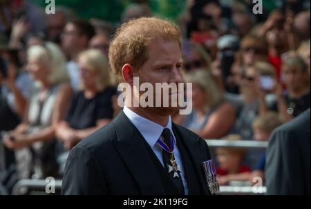 Londres, Angleterre, Royaume-Uni. 14th septembre 2022. Le prince HARRY suit le cercueil de la reine Elizabeth II, drapé dans la norme royale avec la couronne d'État impériale placée sur le dessus. Le cercueil est transporté sur une charriot tiré par des chevaux de la troupe du roi Royal Horse Artillery dans la procession cérémonielle de Buckingham Palace à Westminster Hall. (Credit image: © Tayfun Salci/ZUMA Press Wire) Credit: ZUMA Press, Inc./Alay Live News Banque D'Images