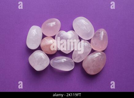 Beaucoup de pierres de quartz roses rondes polies. Cristaux de quartz rose en forme de cœur. Minéraux semi-précieux - un talisman d'amour pour les femmes. Banque D'Images