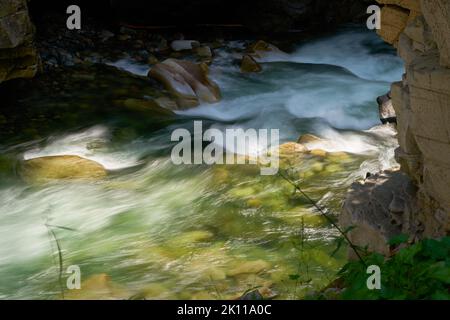 Turbulence de Mountain Creek. Un ruisseau de montagne froid et clair dans le nord-ouest du Pacifique. Flou de mouvement en longue exposition. Banque D'Images