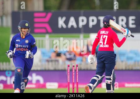 Derby, Angleterre, 13 septembre 2022. Gardien de cricket Risa Ghosh jouant pour l'Inde femmes célébrant le trébuchement de l'Angleterre femmes battent Sophia Dunkley pendant la deuxième vitalité IT20 au terrain de comté, Derby. Crédit : Colin Edwards Banque D'Images