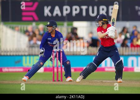 Derby, Angleterre, 13 septembre 2022. Amy Jones batting pour les femmes d'Angleterre contre les femmes d'Inde dans la deuxième vitalité IT20 au terrain de comté, Derby. Le gardien de cricket est Risa Ghosh. Crédit : Colin Edwards Banque D'Images