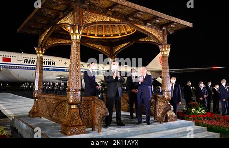 Samarkand. 14th septembre 2022. Le président chinois Xi Jinping arrive à Samarkand pour effectuer une visite d'État en Ouzbékistan et assister à la réunion de 22nd du Conseil des chefs d'État de l'Organisation de coopération de Shanghai (OCS), le 14 septembre 2022. À l'aéroport, Xi a été chaleureusement accueilli par le président ouzbek Shavkat Mirziyoyev, le Premier ministre Abdulla Aripov, le ministre des Affaires étrangères Vladimir Norov, le gouverneur de la région de Samarkand Erkinjon Turdimov et d'autres hauts fonctionnaires. Credit: Li Xueren/Xinhua/Alay Live News Banque D'Images