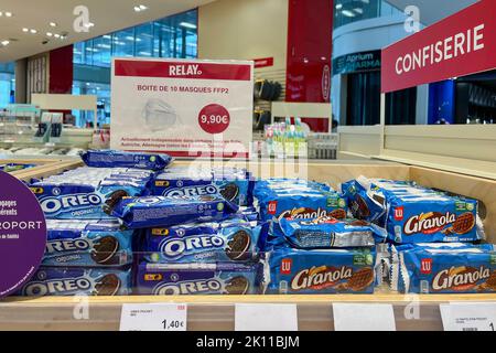 Orly Villeneuve le Roi, France. 30th août 2022. Les biscuits Oreo sont vendus au magasin hors taxes du terminal 3 de l'aéroport d'Orly, sur 30 août 2022. Oreos, lancé aux États-Unis en 1912, est l'un des plus vendus au monde et est vendu dans plus de 100 pays. Ils sont fabriqués par Mondel?z International. L'aéroport d'Orly est situé à 13 km (8 miles) au sud de Paris, en partie à Orly et en partie à Villeneuve-le-Roi. (Photo de Samuel Rigelhaupt/Sipa USA) crédit: SIPA USA/Alay Live News Banque D'Images